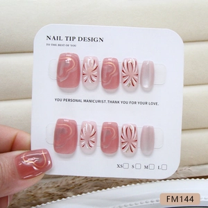 Faux ongles œil de chat roses avec motif de feu d'artifice et détails dorés