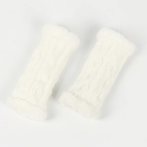 Gros plan sur des mitaines en tricot crème avec bordure en fausse fourrure douce