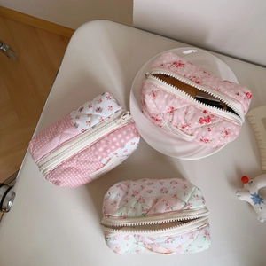 Pink floral quilted cotton cosmetic bags with metal zippers in various patterns