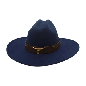 Détail du chapeau de cowboy bleu marine avec bande en cuir brun et emblème tête de taureau