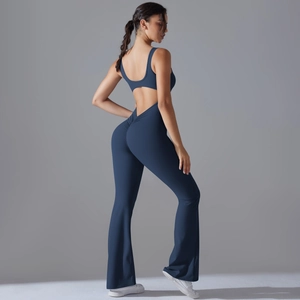 Details des rückenfreien Designs und der Schlaghose an einem dunkelblauen Yoga-Jumpsuit