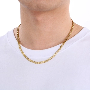 Collier à maillons Figaro dorés en acier inoxydable porté par un mannequin homme