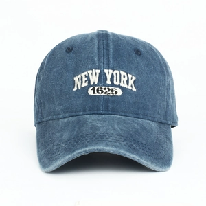 Détail d'une casquette en coton délavé bleu marine avec broderie New York 1625 blanche