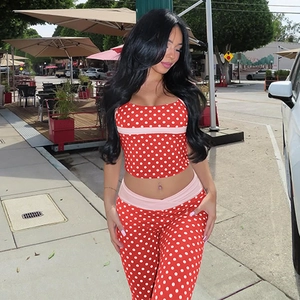 Détail du haut court à pois rouges et pantalon assorti avec taille rose contrastée