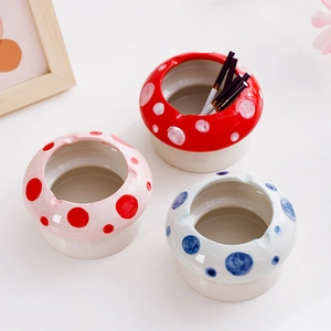 Drie schattige keramische paddenstoel asbakken in rood, roze en blauw met witte stippen
