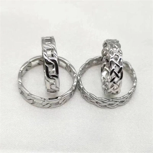Détail de bagues d'orteil en argent 925 avec motifs de chaîne et nœuds celtiques