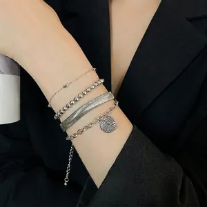 Set di quattro bracciali a catena serpente d'argento con ciondolo rotondo da donna