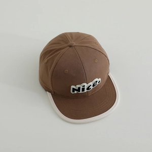 Détail d'une casquette en coton marron avec liseré blanc et écusson brodé Nice