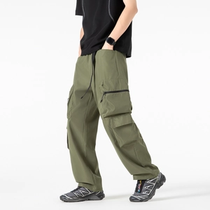Pantaloni cargo da uomo verde militare con tasche multiple e coulisse in vita regolabile