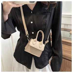 Mini-Handtasche in Beige aus Leder, getragen als Umhängetasche mit verstellbarem Riemen