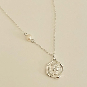 Elegant 925 sterling silver necklace with vintage portrait coin and pearl detail