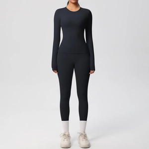 Dettaglio del top da yoga nero a maniche lunghe e del set di leggings ad alta elasticità