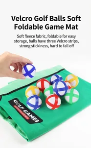 Detail der weichen Golfmatte aus Samt und bunte Klettbälle mit drei Klettstreifen