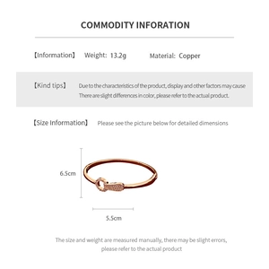 Vue détaillée du bracelet jonc creux plaqué or 18K avec dimensions 6,5cm x 5,5cm