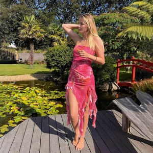 Détail de robe bustier à imprimé floral avec ourlet à volants et rubans fluides