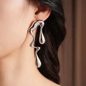 Boucles d'oreilles argentées en forme de goutte irrégulière au design fluide