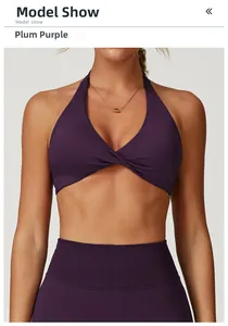 Détail de la brassière de yoga licou et du legging sport de couleur prune mate