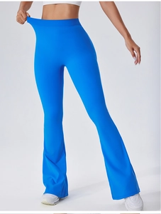 Détail du pantalon de yoga évasé bleu clair à taille haute montrant la texture élastique
