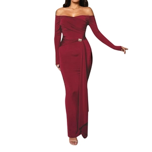 Robe de soirée élégante bordeaux à épaules dénudées avec boucle dorée et manches longues