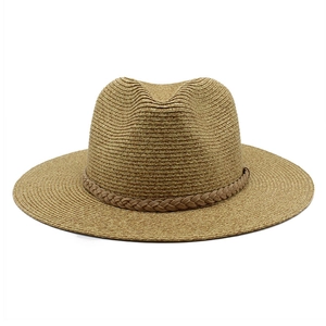 Détail d'un chapeau de paille avec bande en cuir décorative et bord pare-soleil