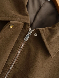 Detailansicht der braunen Wildleder-Fliegerjacke mit silbernem Reißverschluss und Kragen