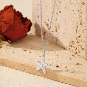 Élégant collier étoile de mer en argent S925 avec perles blanches sur socle en pierre