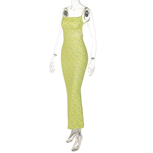 Détail de la robe longue fleurie jaune, coupe ajustée avec fines bretelles et fleurs
