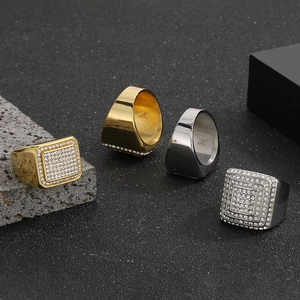 Dettaglio di anelli hip hop quadrati in oro e argento con micro-pavé di zirconi