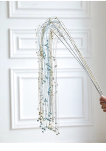 Détail d'une branche argentée de Noël avec perles bleues et blanches décoratives