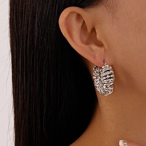 Vue détaillée des boucles d'oreilles argentées en U avec strass scintillants