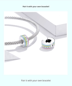 Gros plan de perles d'oeufs de Pâques colorées en argent 925 sur bracelet maille