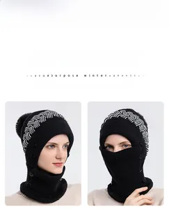 Detailansicht der Mehrzweck-Strickmütze mit Kunstpelz-Bommel und geometrischen Mustern