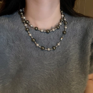 Détail d'un collier de perles français à double rangée avec perles gris foncé et argent