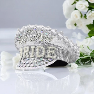 Detailaufnahme der silbernen Brautmütze mit BRIDE-Perlenbuchstaben und Glitzersteinen