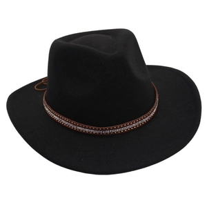 Dettaglio cappello in feltro di lana con fascia in pelle marrone e strass argentati