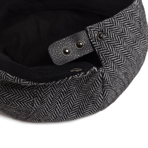 Retro herringbone newsboy cap for men with adjustable leather strap and metal buckle