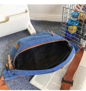 Λεπτομερής όψη τσάντας denim με καφέ λουριά και δερμάτινη ετικέτα με κείμενο FASHION