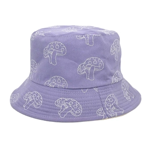 Gros plan du chapeau bob violet avec broderie de champignon blanc sur tissu coton