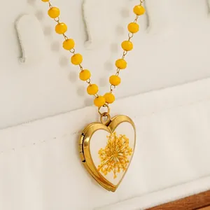 Collier médaillon cœur vintage avec fleur séchée jaune et chaîne perlée dorée