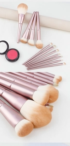 Detailansicht der weichen synthetischen Make-up-Pinselhaare mit roségoldenem Griff