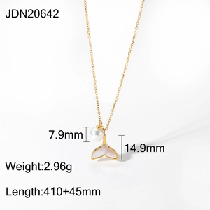 Collana a coda di pesce in acciaio dorato con ciondolo di perla bianca su fondo bianco