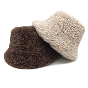 Bobs en polaire sherpa pour femmes en marron foncé et beige pour l'hiver