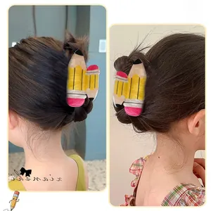 Gros plan d'une pince à cheveux en forme de crayon avec une texture nacrée et brillante