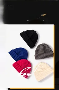 Détail de bonnets en maille côtelée multicolores montrant la texture épaisse du coton
