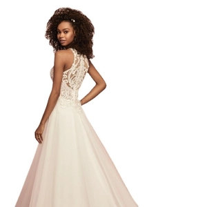 Elegant white lace halter wedding dress with open back embroidery and A-line tulle skirt
