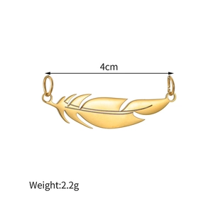 Golden stainless steel feather pendant charm measuring 4cm with weight of 2.2g
