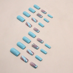 Unghie finte marmorizzate blu con punte glitter argento e decorazioni in strass