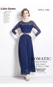 Dettagli dell'abito in pizzo blu navy con ricamo floreale e cintura con fibbia d'oro