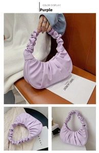 Dettaglio borsa a nuvola viola arricciata in morbida pelle PU con design a pieghe
