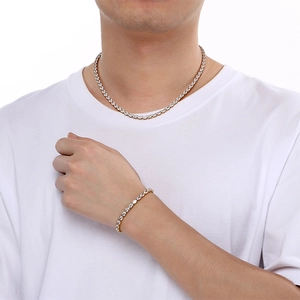Vue détaillée d'un ensemble collier et bracelet tennis en or de luxe porté par un mannequin